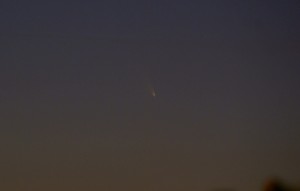15 mars 2013, Fabrice CAPBER. Photo prise depuis la fenêtre à Colmar....la comète est plus visible sur le numérique qu'aux jumelles ou à la lunette !
