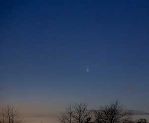 21 mars 2013 Régine HEINTZ. photo prise depuis le village. La comète est plus haute dans le ciel, mais la Lune est aussi plus présente, et…  la pollution lumineuse  du village un peu gênante Canon 5D Mark III et un objectif de 24-105 mm f4 @2500iso, 4s de pose.
