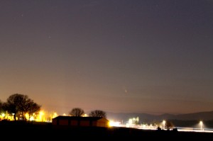 15 mars 2013, Paul KRAFFT Lieu : Chemin du Blingen à Burnhaupt-le-Bas (au premier plan, l'aire de la Porte d'Alsace de l'autoroute A63). Canon EOS 7D Objectif Canon 70-300 mm réglé sur 80 mm Pose 10 secondes.