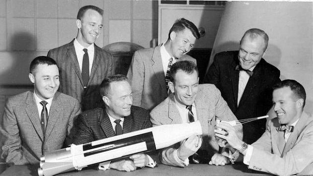 De gauche à droite debout: Alan B. Shepard, Walter Schirra, John H. Glenn  De gauche à droite assis : Virgil Grissom, Scott Carpenter, Donald Slayton, Gordon Cooper